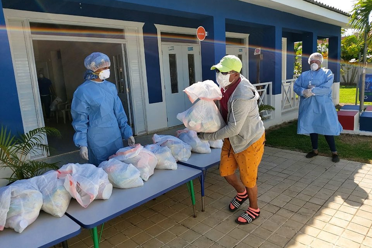 Entrega de kits de alimentos crudos a las familias de los centros gestionados por INAIPI